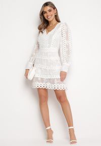 Born2be - Biała Sukienka Mini o Luźnym Kroju z Trójkątnym Dekoltem i Ażurowym Zdobieniem Malachia. Kolor: biały. Materiał: materiał. Długość rękawa: długi rękaw. Wzór: ażurowy, aplikacja. Długość: mini #7