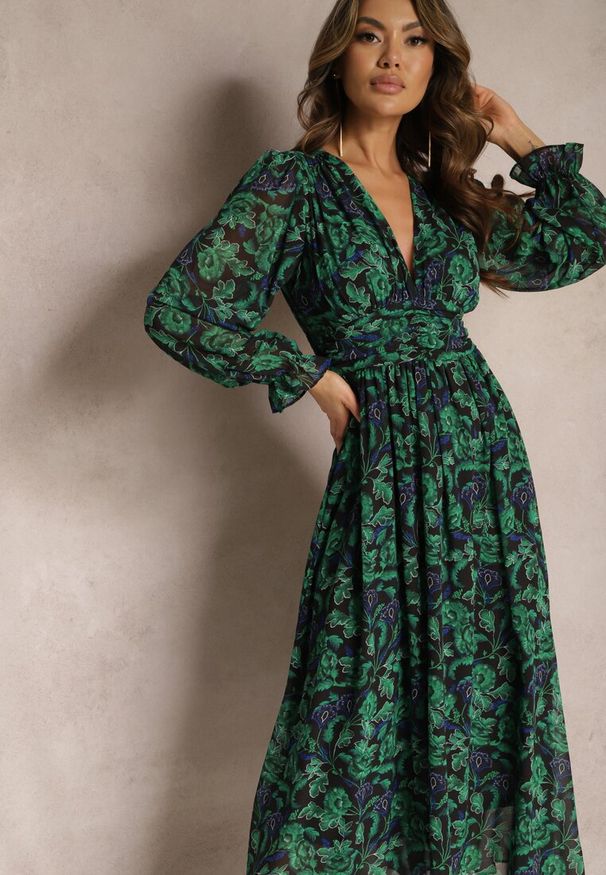 Renee - Zielono-Czarna Sukienka Maxi Rozkloszowana z Kopertowym Dekoltem Bramave. Typ kołnierza: dekolt kopertowy. Kolor: zielony. Wzór: aplikacja, nadruk. Typ sukienki: kopertowe. Długość: maxi