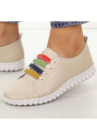 Beżowe ażurowe skórzane półbuty damskie Cambell 94334. Okazja: na co dzień. Nosek buta: okrągły. Zapięcie: bez zapięcia. Kolor: beżowy. Szerokość cholewki: normalna. Wzór: ażurowy. Materiał: skóra. Sezon: wiosna, lato. Styl: casual, klasyczny, elegancki #1