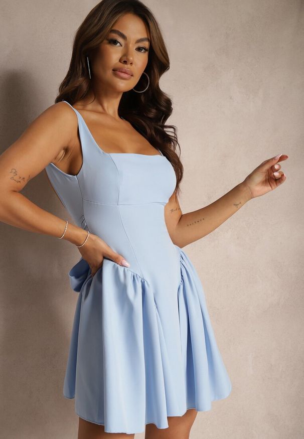 Renee - Jasnoniebieska Sukienka na Ramiączkach o Rozkloszowanym Kroju Tastorea. Okazja: na co dzień, na imprezę. Typ kołnierza: dekolt kwadratowy, kokarda. Kolor: niebieski. Długość rękawa: na ramiączkach. Sezon: lato. Typ sukienki: proste, rozkloszowane. Styl: casual, elegancki