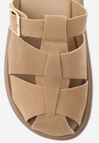 Renee - Ciemnobeżowe Klapki z Zakrytym Noskiem i Ozdobnymi Paskami z Klamerką Themine. Kolor: beżowy. Materiał: nubuk, koronka. Sezon: lato #4