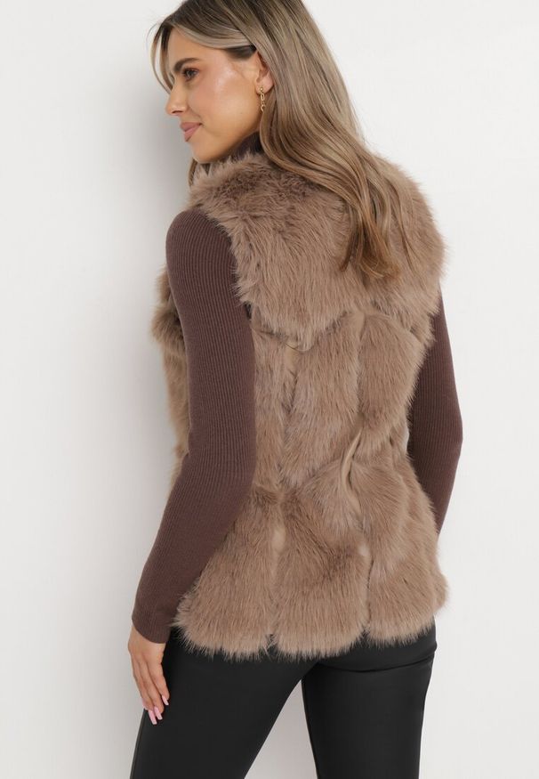 Born2be - Ciemnobeżowa Kamizelka Futrzana z Wstawkami z Ekoskóry Batliewa. Kolor: beżowy. Materiał: futro. Wzór: aplikacja