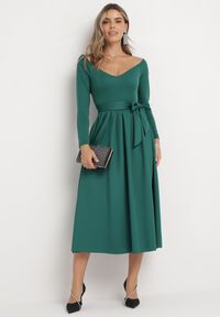 Born2be - Zielona Rozkloszowana Sukienka Midi z Paskiem i Trójkątnym Dekoltem Lunasky. Kolor: zielony. Długość: midi #1
