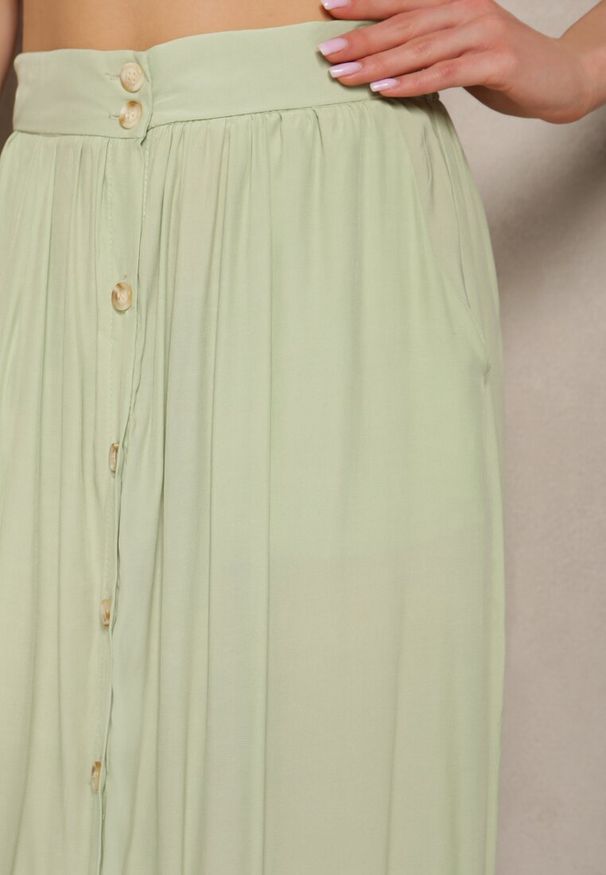 Renee - Jasnozielona Rozkloszowana Spódnica Maxi z Gumką w Talii i Kieszeniami Kendrani. Okazja: na co dzień, na imprezę. Kolor: zielony. Styl: casual, elegancki