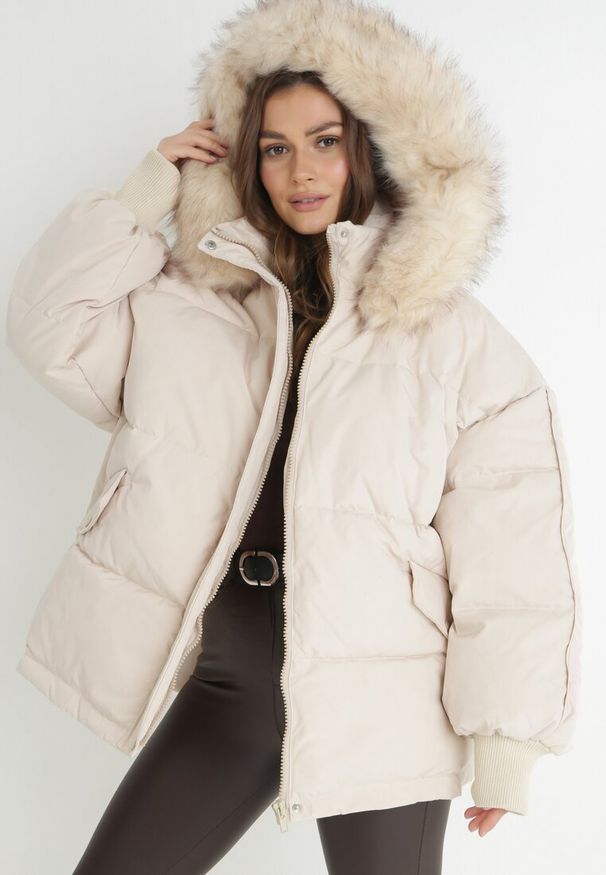 Born2be - Beżowa Kurtka Oversize z Futrzanym Kapturem Vugovi. Kolor: beżowy. Materiał: futro. Długość rękawa: długi rękaw. Długość: długie. Wzór: aplikacja. Sezon: zima