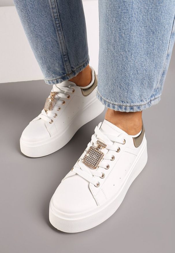 Renee - Biało-Złote Sneakersy na Platformie Ozdobione Cyrkoniami i Aplikacją 3D Daneria. Nosek buta: okrągły. Zapięcie: sznurówki. Kolor: biały. Materiał: materiał. Wzór: aplikacja. Obcas: na platformie. Wysokość obcasa: niski