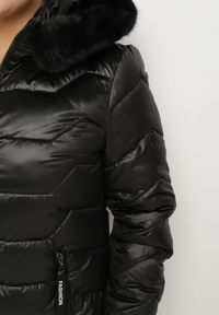 Born2be - Czarna Kurtka z Pikowanymi Przeszyciami i Odpinanym Futerkiem przy Kapturze Vensie. Okazja: na co dzień. Kolekcja: plus size. Kolor: czarny. Materiał: futro. Styl: klasyczny, casual, elegancki #3