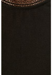 Jacqueline de Yong - T-shirt. Okazja: na co dzień. Kolor: czarny. Materiał: materiał, wiskoza, dzianina, elastan, nylon, poliester, koronka. Wzór: gładki. Styl: casual #3