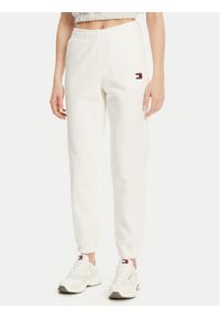 Tommy Jeans Spodnie dresowe Badge DW0DW20679 Écru Regular Fit. Materiał: bawełna