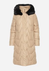 Born2be - Beżowa Pikowana Kurtka o Długim Kroju z Kapturem Kieszeniami i Odpinanym Futerkiem Liliraeth. Okazja: na co dzień, na spacer. Typ kołnierza: kaptur. Kolor: beżowy. Materiał: futro. Długość rękawa: długi rękaw. Długość: długie. Wzór: aplikacja. Styl: casual, elegancki #7