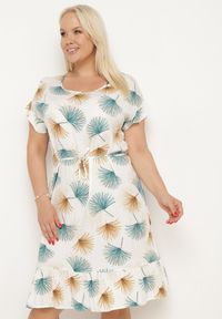 Born2be - Biało-Niebieska Bawełniana Sukienka z Florystycznym Motywem i Wiązaniem w Talii Rissani. Okazja: na randkę. Kolor: biały. Materiał: bawełna. Sezon: lato #2