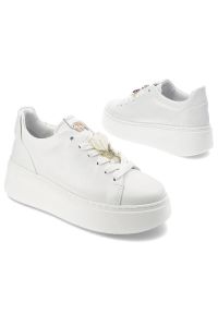 Białe Sneakersy Carinii Modne Obuwie Damskie Z Broszką. Okazja: na spacer. Kolor: biały. Materiał: materiał. Sport: turystyka piesza #5