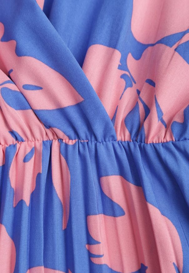 Renee - Niebiesko-Różowa Kopertowa Plisowana Sukienka Koktajlowa z Gumką i Paskiem w Talii Benelsea. Typ kołnierza: dekolt w kształcie V. Kolor: niebieski. Materiał: materiał. Typ sukienki: kopertowe. Styl: wizytowy