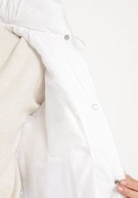 Born2be - Biała Pikowana Kurtka z Kapturem i Bocznymi Zdobieniami Ollenea. Okazja: na spotkanie biznesowe, na co dzień, do pracy, na spacer. Typ kołnierza: kaptur. Kolor: biały. Materiał: jeans. Wzór: aplikacja. Styl: biznesowy, casual, elegancki #5