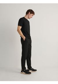 Reserved - Spodnie jogger slim - czarny. Kolor: czarny. Materiał: wiskoza, tkanina