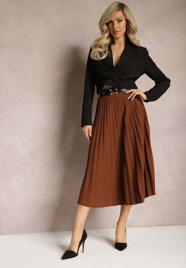 Renee - Brązowa Spódnica Plisowana z Paskiem Nanie. Okazja: na co dzień. Kolor: brązowy. Materiał: dzianina. Wzór: aplikacja. Styl: klasyczny, casual, elegancki