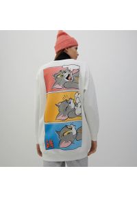 Reserved - Długa bluza Tom&Jerry - Kremowy. Kolor: kremowy. Długość: długie