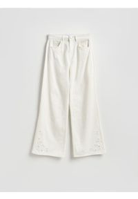 Reserved - Jeansy wide leg z ażurowym wzorem - biały. Kolor: biały. Wzór: ażurowy #1