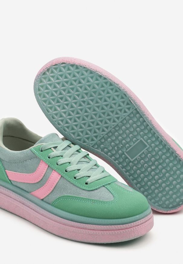 Renee - Zielone Sneakersy Typu Kultowe Tenisówki na Niskiej Platformie Olritia. Okazja: na co dzień. Nosek buta: okrągły. Zapięcie: sznurówki. Kolor: zielony. Szerokość cholewki: normalna. Wzór: aplikacja. Materiał: jeans, materiał. Obcas: na platformie. Wysokość obcasa: niski