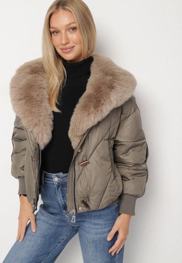 Born2be - Ciemnozielona Pikowana Kurtka o Pudełkowym Kroju z Kapturem z Futerkiem Rivitta. Okazja: do pracy, na co dzień, na spotkanie biznesowe. Typ kołnierza: kaptur. Kolor: zielony. Materiał: futro. Wzór: paski, aplikacja. Styl: klasyczny, casual, elegancki, biznesowy