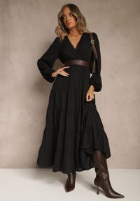 Renee - Czarna Kopertowa Sukienka Vices o Rozkloszowanym Kroju Resvima. Okazja: na randkę, na co dzień. Typ kołnierza: dekolt w serek. Kolor: czarny. Materiał: skóra, poliester. Typ sukienki: kopertowe. Styl: casual #5