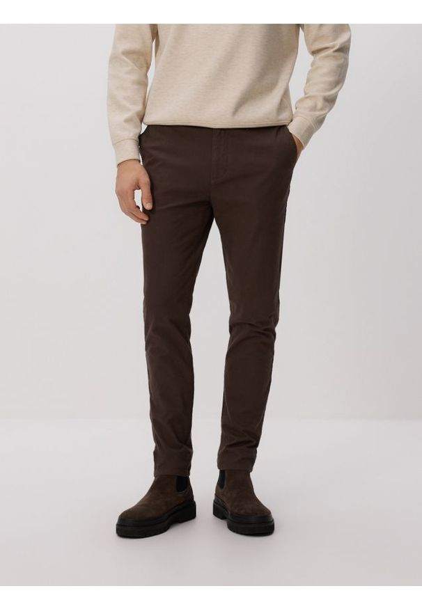 Reserved - Spodnie chino slim fit - ciemnobrązowy. Kolor: brązowy. Materiał: tkanina, bawełna