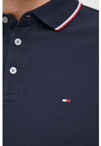 TOMMY HILFIGER - Tommy Hilfiger polo męski kolor granatowy wzorzysty. Okazja: na co dzień. Typ kołnierza: polo. Kolor: niebieski. Materiał: bawełna, dzianina. Długość: krótkie. Wzór: aplikacja. Styl: casual #5