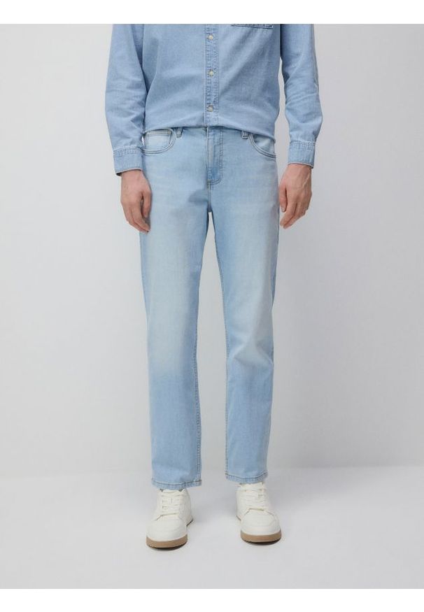 Reserved - Jeansy straight fit z efektem sprania - niebieski. Kolor: niebieski
