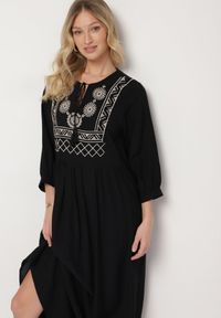 Born2be - Czarna Wiskozowa Sukienka z Ozdobnym Haftem Galrisena. Okazja: na spotkanie biznesowe. Kolor: czarny. Materiał: wiskoza. Wzór: haft. Styl: elegancki, biznesowy, klasyczny #6