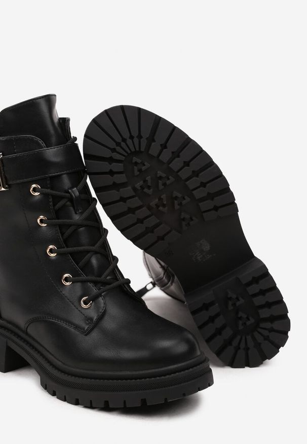 Born2be - Czarne Płaskie Botki w Stylu Workerów z Paskiem i Metaliczną Klamrą Saivone. Okazja: na co dzień. Zapięcie: klamry. Kolor: czarny. Materiał: jeans. Wzór: aplikacja. Styl: casual, elegancki