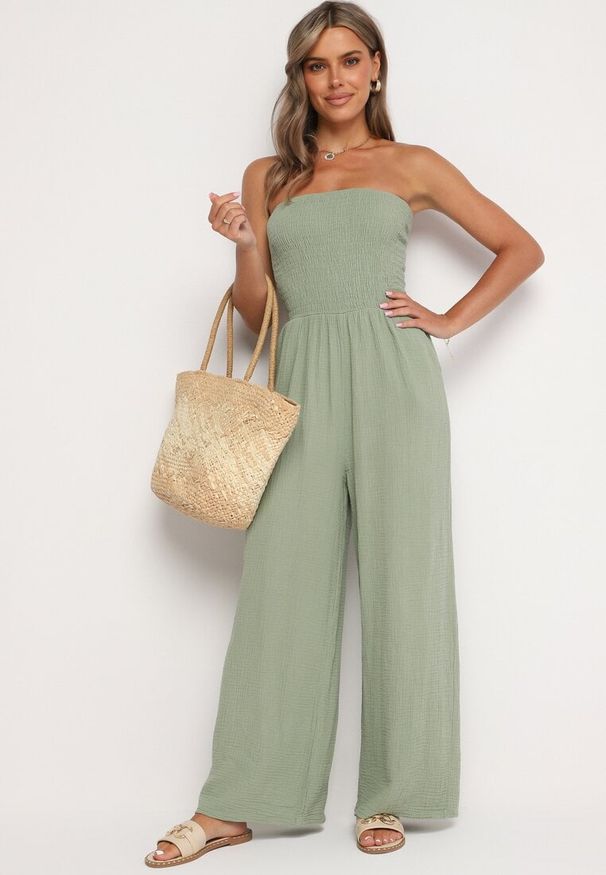 Born2be - Jasnozielony Bawełniany Taliowany Kombinezon Góra Bandeau Wykończona Gumkami Moranna. Okazja: na co dzień. Kolor: zielony. Materiał: bawełna. Sezon: lato. Styl: casual, klasyczny