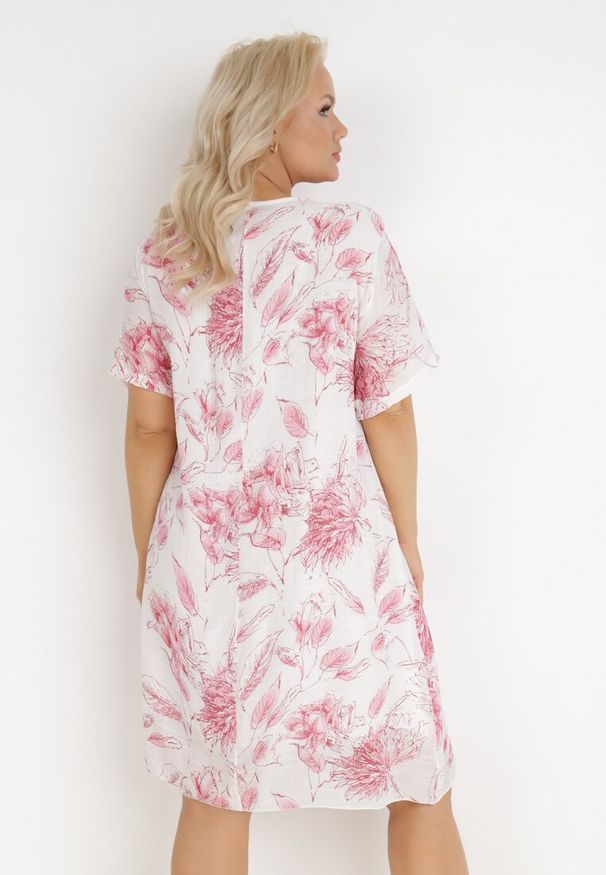 Born2be - Biało-Różowa Sukienka z Bawełny Sebaestus. Okazja: na co dzień. Kolekcja: plus size. Kolor: różowy. Materiał: bawełna. Wzór: kwiaty. Typ sukienki: proste, dla puszystych. Styl: wakacyjny, klasyczny, casual. Długość: midi