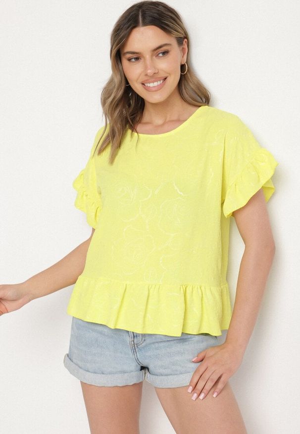 Born2be - Żółta Bluzka o Kroju Oversize z Falbanami Livelle. Okazja: na co dzień. Kolor: żółty. Materiał: jeans. Długość rękawa: krótki rękaw. Długość: krótkie. Styl: casual