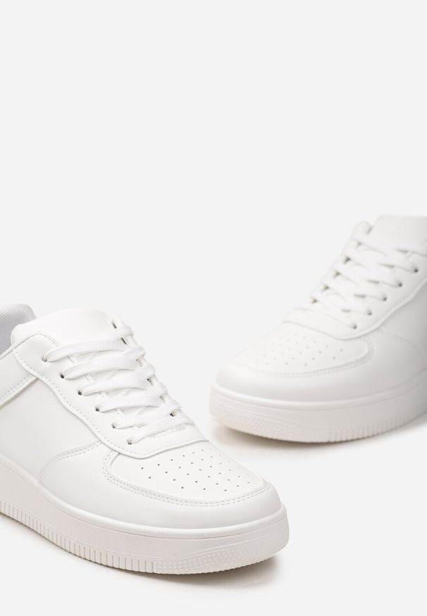 Born2be - Białe Sznurowane Buty Sportowe z Ekoskóry na Grubej Podeszwie z Perforacją Radikalle. Okazja: na co dzień, do pracy. Kolor: biały. Materiał: jeans