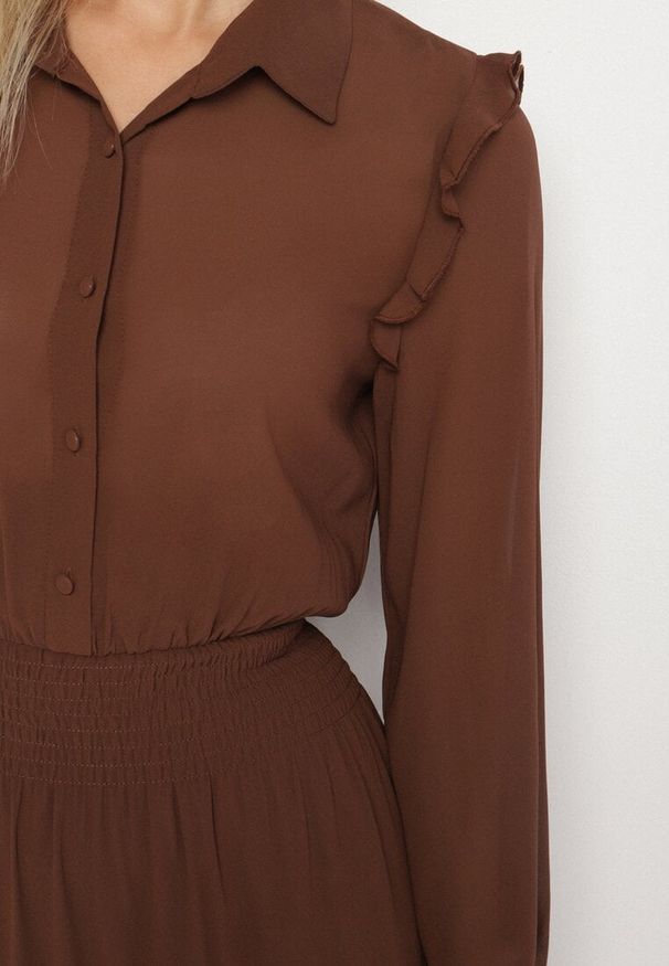 Born2be - Brązowa Rozkloszowana Sukienka VICES Koszulowa w Stylu Retro Aravite. Okazja: na co dzień. Typ kołnierza: kołnierz z falbankami, kołnierzyk klasyczny, dekolt w kształcie V. Kolor: brązowy. Długość rękawa: długi rękaw. Typ sukienki: koszulowe. Styl: retro