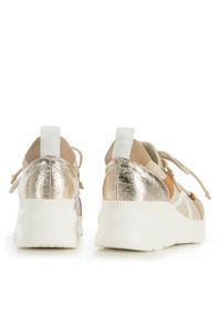 Wittchen - Damskie sneakersy z elastycznej tkaniny na koturnie beżowo-białe. Okazja: na spotkanie biznesowe. Zapięcie: pasek. Kolor: biały, wielokolorowy, beżowy. Materiał: materiał, syntetyk. Szerokość cholewki: normalna. Obcas: na koturnie #7