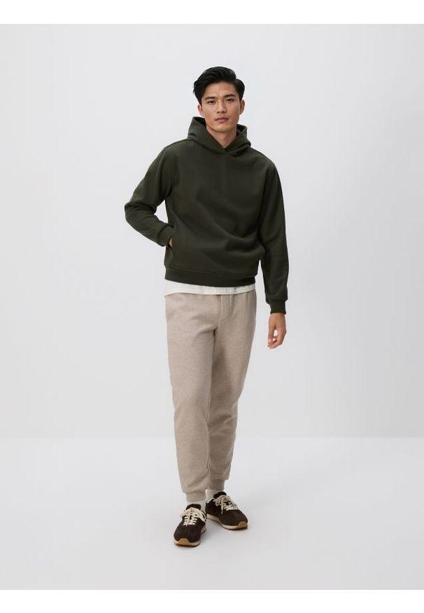 Reserved - Bluza regular z kapturem - ciemnozielony. Kolor: zielony. Materiał: bawełna, dzianina