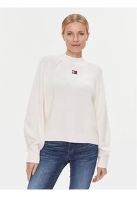Tommy Jeans Sweter Badge DW0DW16536 Biały Relaxed Fit. Kolor: biały. Materiał: bawełna #1