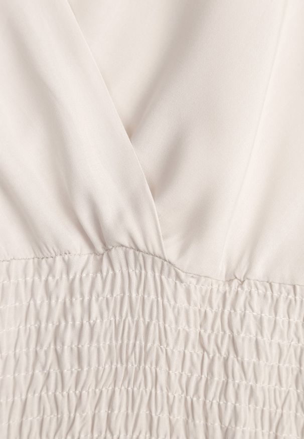 Renee - Beżowa Sukienka z Wiskozy Jadith. Okazja: na co dzień. Kolor: beżowy. Wzór: gładki. Typ sukienki: kopertowe. Materiał: wiskoza. Długość rękawa: krótki rękaw. Sezon: lato. Styl: casual. Długość: mini