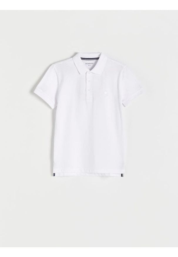 Reserved - T-shirt polo z haftem - biały. Typ kołnierza: polo. Kolor: biały. Materiał: dzianina, bawełna. Wzór: haft