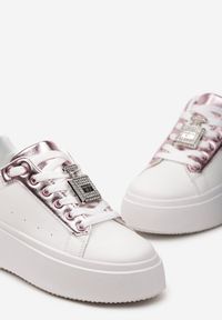 Born2be - Biało-Różowe Sneakersy z Metaliczną Ozdobą z Cyrkoniami przy Sznurówkach Awenttes. Okazja: na co dzień. Kolor: biały. Wzór: aplikacja
