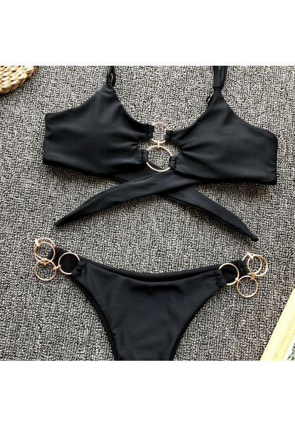 Intica - Bikini plażowe z ozdobnymi kółkami SueElle. Kolor: czarny. Materiał: materiał, skóra