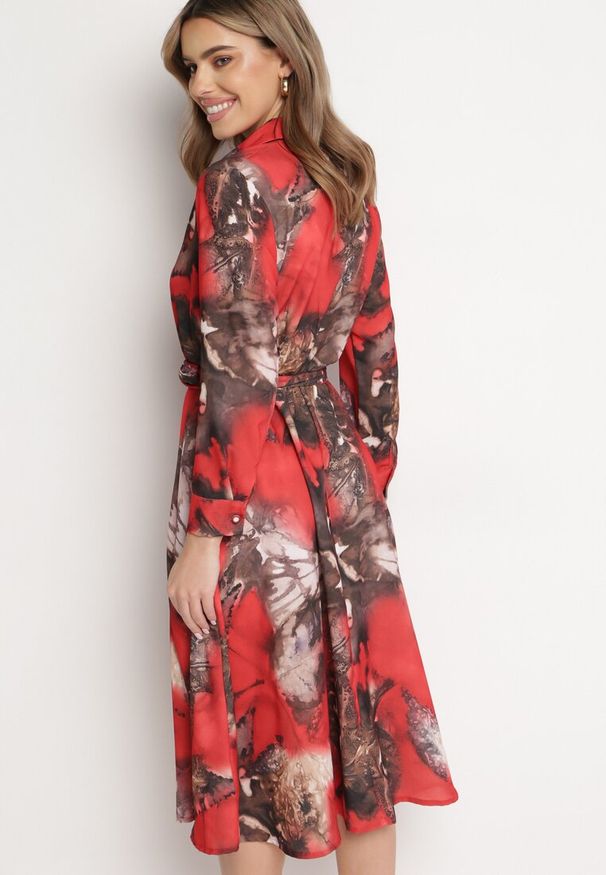 Born2be - Czerwono-Brązowa Sukienka Midi o Rozkloszowanym Kroju z Paskiem z Klamrą Olvira. Kolor: czerwony. Styl: elegancki. Długość: midi