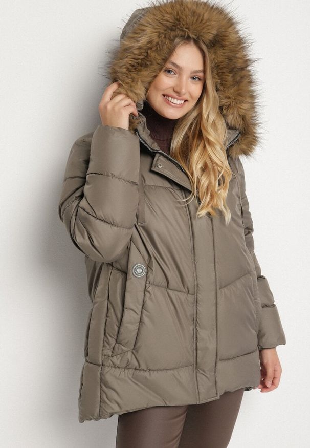 Born2be - Ciemnozielona Kurtka z Pikowanymi Przeszyciami i Kapturem z Futerkiem Anavite. Okazja: na co dzień, na spacer. Kolekcja: plus size. Kolor: zielony. Materiał: futro. Styl: casual