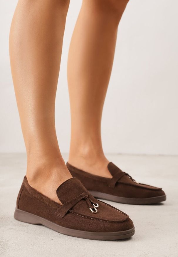Renee - Brązowe Mokasyny z Imitacji Zamszu Zdobione Zawieszką i Przeszyciem Aezoris. Okazja: na co dzień. Kolor: brązowy. Materiał: zamsz. Wzór: aplikacja. Styl: casual, elegancki