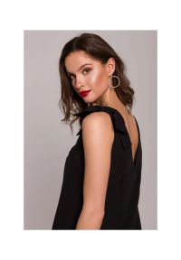 Makover - Sukienka trapezowa mini dekolt V i szerokie ramiączka czarna. Okazja: na randkę, na ślub cywilny, na wesele. Kolor: czarny. Długość rękawa: na ramiączkach. Typ sukienki: trapezowe. Styl: wizytowy. Długość: mini #5