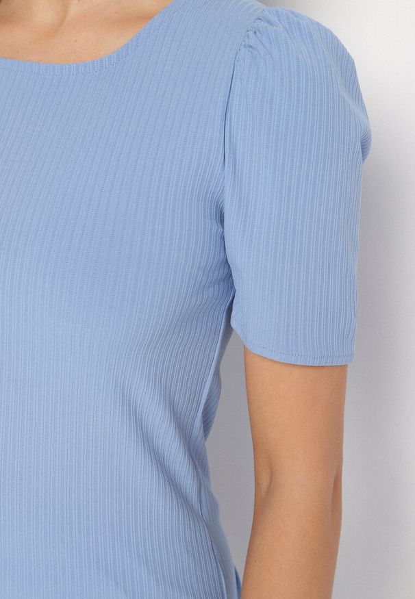 Born2be - Niebieski Prążkowany T-shirt z Zakładkami przy Rękawach Kolanovia. Okazja: na co dzień. Kolor: niebieski. Materiał: prążkowany. Styl: casual