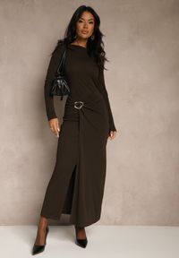 Renee - Brązowa Elegancka Sukienka Zdobiona Marszczeniem i Metaliczną Aplikacją Raselia. Okazja: na imprezę. Kolor: brązowy. Materiał: skóra. Długość rękawa: długi rękaw. Wzór: aplikacja. Styl: elegancki #4