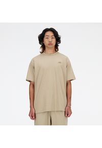 Koszulka męska New Balance MT41533SOT – beżowa. Kolor: beżowy. Materiał: dresówka, bawełna. Długość rękawa: krótki rękaw. Długość: krótkie