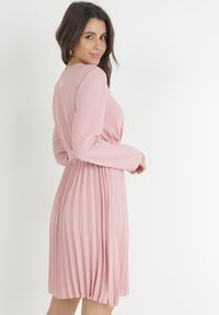 Born2be - Ciemnoróżowa Sukienka Plisowana z Kopertowym Dekoltem i Paskiem Minesia. Kolor: różowy. Materiał: materiał. Typ sukienki: kopertowe. Styl: elegancki #5